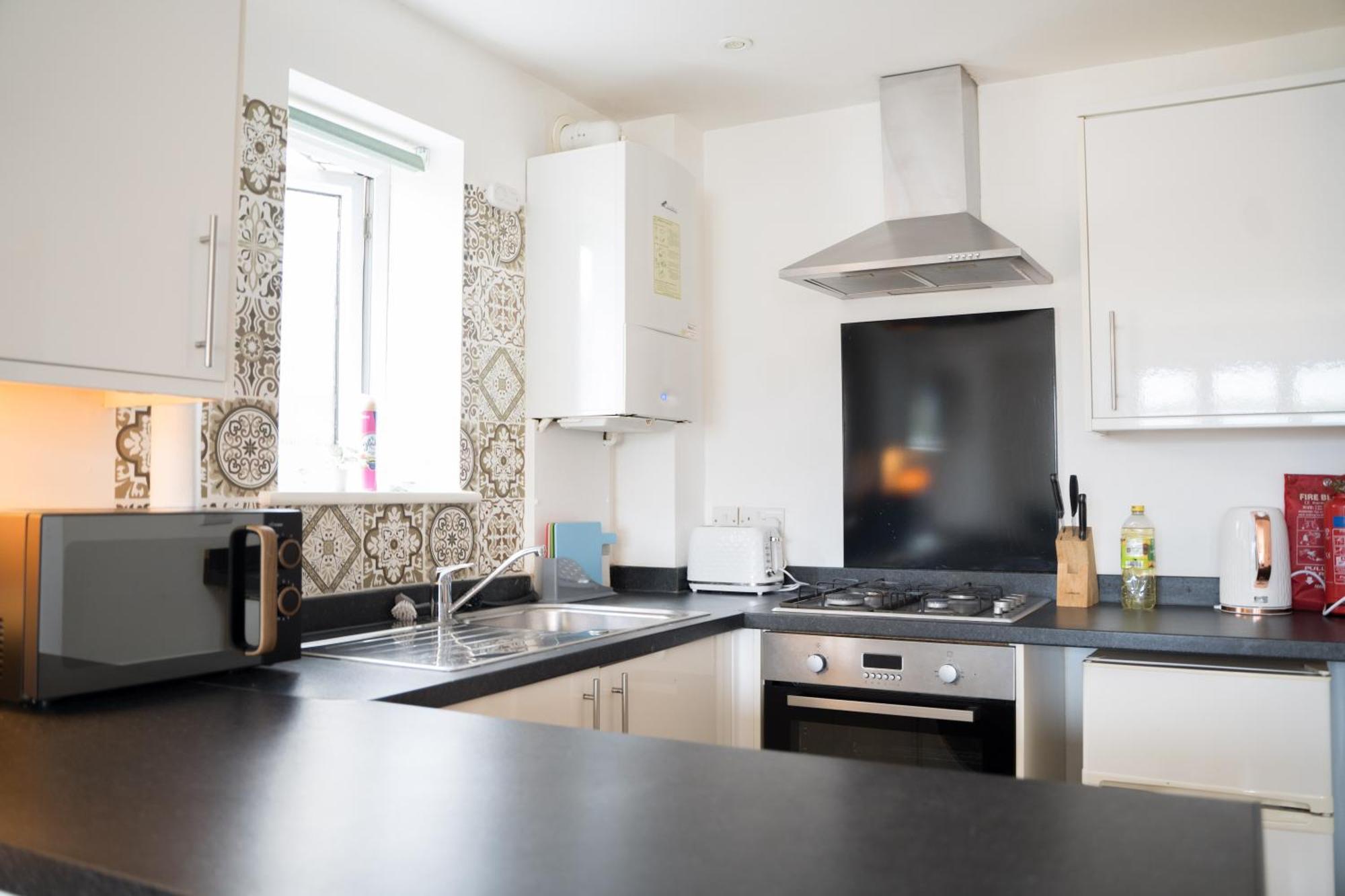 Apartment The Kensington Apartment, Free Carpark, Ideal Location For Exploring & Nearby Places, Easy Access To Ring Road Mini Plant, Universities & Science Parks *
